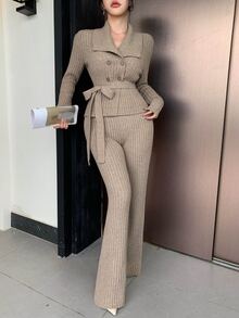 DAZY Setelan 2 Potong Wanita Musim Gugur/Dingin: Sweater Rajut Bergaris Elegan dengan Kerah Lipat, Ikat Pinggang dan Kancing, Dipadukan dengan Celana Panjang Lebar, Warna Aprikot/Camel, Cocok untuk Beraktivitas di Luar Rumah dan Kencan - Aprikot - View 5