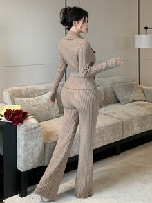DAZY Setelan 2 Potong Wanita Musim Gugur/Dingin: Sweater Rajut Bergaris Elegan dengan Kerah Lipat, Ikat Pinggang dan Kancing, Dipadukan dengan Celana Panjang Lebar, Warna Aprikot/Camel, Cocok untuk Beraktivitas di Luar Rumah dan Kencan - Aprikot - View 2