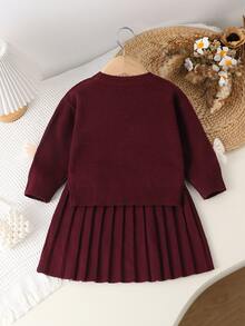 SHEIN Playful Pals (Young Girl) 燕麥色手工歐根紗蝴蝶結圓領落肩長袖套頭毛衣 + 成套百褶裙套裝 - 酒紅色 - 查看 2