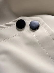 Manfinity Roghcode Jaket Kancing Asimetris Beige Pria, Jaket Motor Kerah Tegak Pendek Longgar, Gaya Minimalis High Street, Cocok untuk Streetwear Perkotaan dan Acara Malam Hari - Krem - View 4