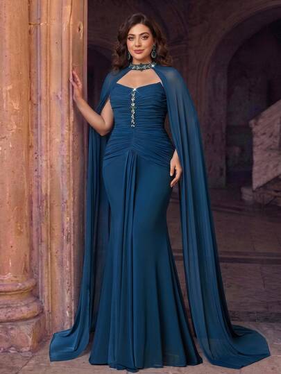 Aureia فستان سهرة رسمي أنيق وفاخر بمقاس كبير، بلون أزرق طاووسي، بدون حمالات، مزين بالراينستون، بتصميم مطوي وتأثير تنحيف وإخفاء للجانب الصدري، بقصة ضيقة وذيل حورية البحر، مناسب للحفلات الفاخرة والرقصات وحفلات أعياد الميلاد وحفلات الجوائز وحفلات العشاء الرسمية (فستان عمل ثقيل)