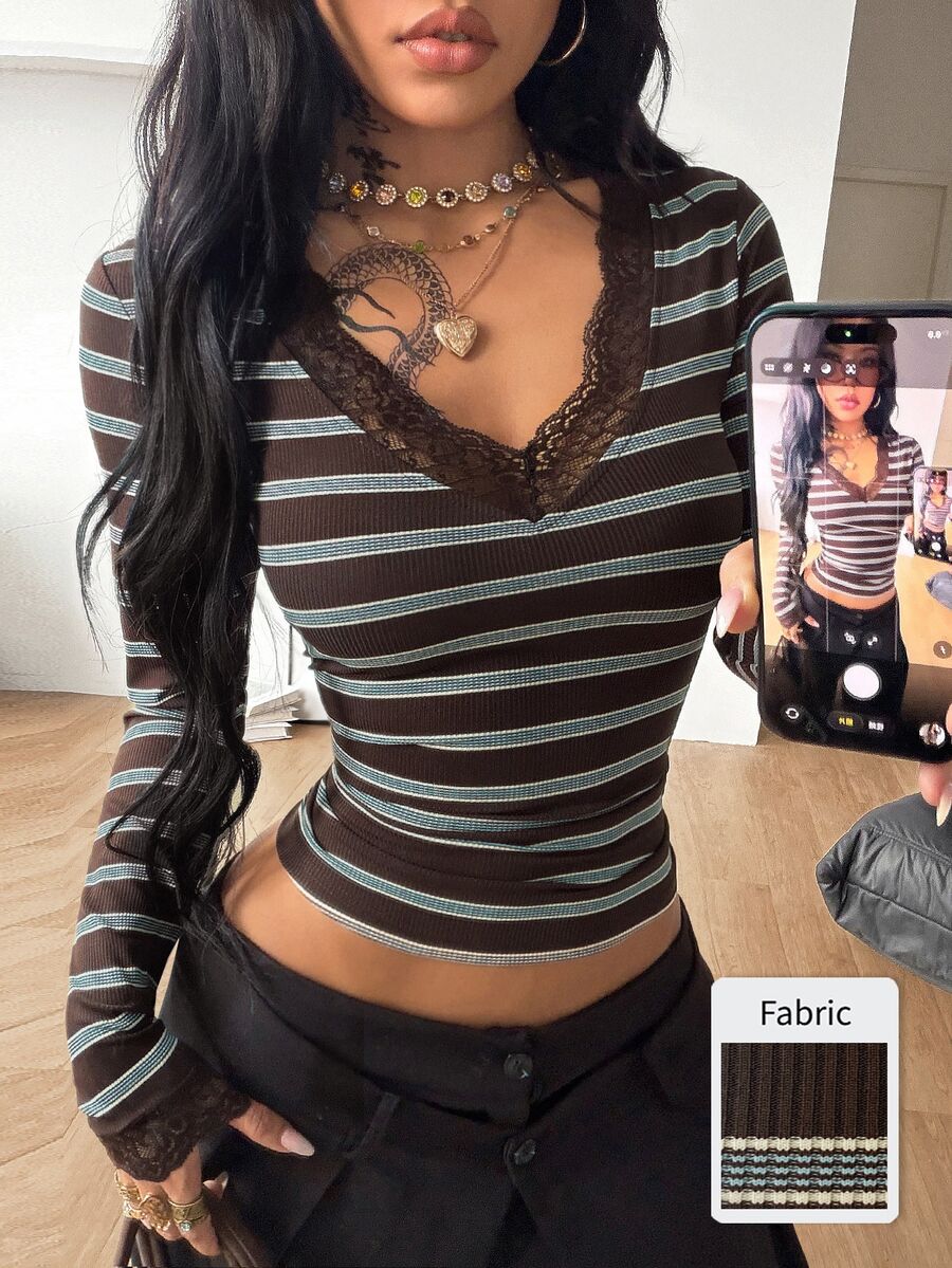 Coolane 女款秋季四季通用外出簡約約會性感Y2K時尚羅紋針織棕藍拼色條紋彈性對比蕾絲V領T恤 - 摩卡棕 - 查看 1