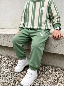 Genkimix Kids 2件組男孩休閒運動條紋圓領套頭衛衣與錐形針織長褲套裝，適合日常穿著、學校、戶外活動及春夏秋季運動場合，讓男孩感到舒適並展現休閒時尚形象 - 綠色 - 查看 1