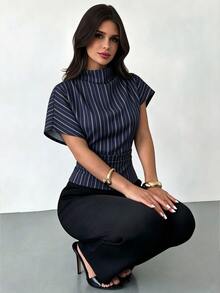 Firerie 休闲简约复古优雅通勤百搭保暖藏青白条纹女式衬衫，不对称袖子和腰部褶皱设计，适合办公室、通勤、夏季及所有季节穿着。 - 白色 - 查看 4