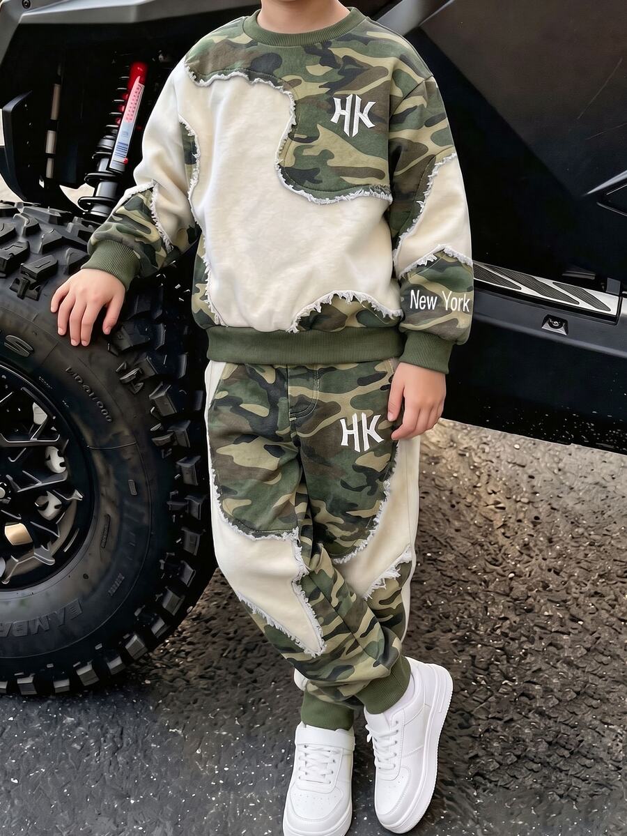 街頭風青少年男孩兩件套,迷彩拼接圓領衛衣搭配數位印花運動長褲,秋冬休閒童裝套裝 - 彩色 - 查看 1