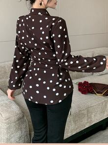 Modelyn Blus Wanita Motif Polka Lengan Panjang Kancing Tunggal dengan Tali Serut di Pinggang, Pakaian Musim Gugur Modis untuk Wanita, Desain Kasual Serbaguna untuk Aktivitas Sehari-hari - Coklat - View 2
