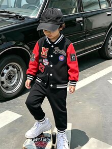 SHEIN 小男孩兩件套，黑色針織上衣配紅色袖子，大圖案印花，搭配運動長褲，羅紋領口、袖口、下擺與褲腳，彈性舒適，休閒簡約風，適合春秋日常穿著、運動、上學與旅行 - 黑色 - 查看 8