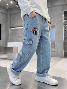 SHEIN 男童牛仔褲 春/秋新款街頭風工裝風 中藍色水洗 寬鬆直筒 大口袋 鬆緊腰 舒適高品質純棉牛仔 日常基本款 寬腿褲 - 淺色水洗藍 - 查看 4