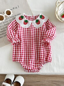SHEIN 女嬰紅白格紋長袖連身衣，精緻3D草莓刺繡，鏤空蕾絲彼得潘領，荷葉邊袖口＋彈性下擺，復古田園甜美風嬰兒連身衣，適合春秋日常穿著，新生兒1個月、百日拍照、生日派對穿搭 - 紅色 - 查看 5
