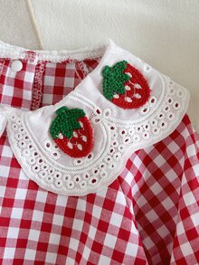 SHEIN 女嬰紅白格紋長袖連身衣，精緻3D草莓刺繡，鏤空蕾絲彼得潘領，荷葉邊袖口＋彈性下擺，復古田園甜美風嬰兒連身衣，適合春秋日常穿著，新生兒1個月、百日拍照、生日派對穿搭 - 紅色 - 查看 7