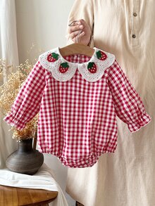 SHEIN 女嬰紅白格紋長袖連身衣，精緻3D草莓刺繡，鏤空蕾絲彼得潘領，荷葉邊袖口＋彈性下擺，復古田園甜美風嬰兒連身衣，適合春秋日常穿著，新生兒1個月、百日拍照、生日派對穿搭 - 紅色 - 查看 4