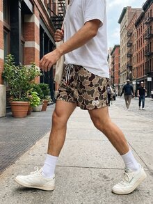 Manfinity VDAYZ 男士抽繩腰部迷彩圖案時尚夏季海灘短褲，度假款 - 卡其色 - 查看 6