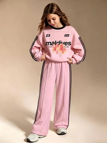 1 Set Tween Girl Back To School Style Sporty Casual 2 Pieces Outfit, Pink Base Color With Black Trim Printed Fleece Sweatshirt Featuring "Maldives" Text And Hibiscus Floral Pattern, Paired With Matching Side Stripe Wide Leg Pants, Suitable For Spring, Autumn And Winter Daily Wear - Multicolor - View 3