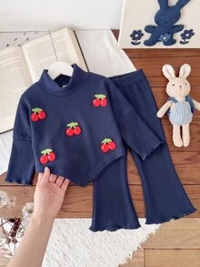 SHEIN Playful Pals 2件組幼女上衣與喇叭褲套裝，可愛海軍藍櫻桃貼布，羅紋針織長袖小立領，生日派對家庭里程碑冬季假期穿搭 - 藏蓝色 - 查看 3