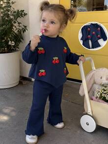 SHEIN Playful Pals 2件組幼女上衣與喇叭褲套裝，可愛海軍藍櫻桃貼布，羅紋針織長袖小立領，生日派對家庭里程碑冬季假期穿搭 - 藏蓝色 - 查看 1