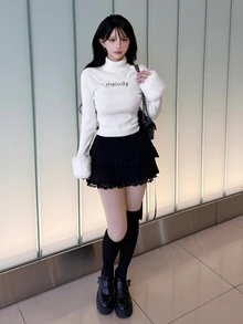 FRIFUL 女款字母刺繡高領拼接毛皮袖口針織衫，日常約會穿搭，黑白配色，秋季可愛風 - 白色 - 查看 6