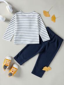 SHEIN Playful Pals 2件組嬰兒男童幼兒亨利領上衣長褲套裝 學院風 白色海軍藍條紋華夫格口袋 長袖圓領 戶外派對秋季假期穿搭 - 寶藍色 - 查看 3