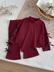 SHEIN Playful Pals 2件組幼女毛衣長褲套裝，甜美酒紅色羅紋設計，黑色蝴蝶結喇叭褲，長袖圓領，休閒款，適合冬季節日，公主風舒適芭蕾造型 - 酒紅色 - 查看 3