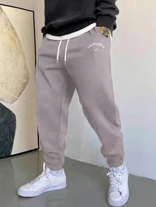 Manfinity Homme Pantalones jogger con cordón en la cintura y bolsillo para hombres con estampado de letras - Gris - Ver 1