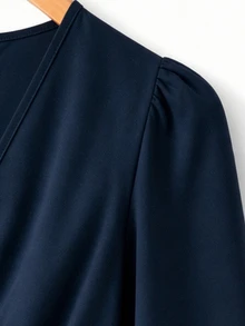 GlowEve CURVE 大尺碼女款優雅純色V領泡泡長袖金色裝飾腰扣收腰寬腿連身褲，適合春/秋通勤與休閒日常穿著 - 藏蓝色 - 查看 5