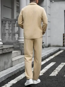 Manfinity CasualCool 男士舒適燈芯絨素色單口袋襯衫上衣與抽繩鬆緊腰長褲2件套，休閒度假、朋友約會、極簡辦公，春秋經典熱銷山本風長袖長褲套裝，適合自穿或送禮給朋友，正式場合 - 卡其色 - 查看 2