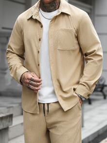 Manfinity CasualCool 男士舒適燈芯絨素色單口袋襯衫上衣與抽繩鬆緊腰長褲2件套，休閒度假、朋友約會、極簡辦公，春秋經典熱銷山本風長袖長褲套裝，適合自穿或送禮給朋友，正式場合 - 卡其色 - 查看 3