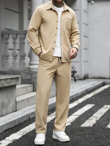 Manfinity CasualCool 男士舒適燈芯絨素色單口袋襯衫上衣與抽繩鬆緊腰長褲2件套，休閒度假、朋友約會、極簡辦公，春秋經典熱銷山本風長袖長褲套裝，適合自穿或送禮給朋友，正式場合 - 卡其色 - 查看 5