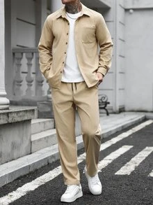 Manfinity CasualCool 男士舒適燈芯絨素色單口袋襯衫上衣與抽繩鬆緊腰長褲2件套，休閒度假、朋友約會、極簡辦公，春秋經典熱銷山本風長袖長褲套裝，適合自穿或送禮給朋友，正式場合 - 卡其色 - 查看 1