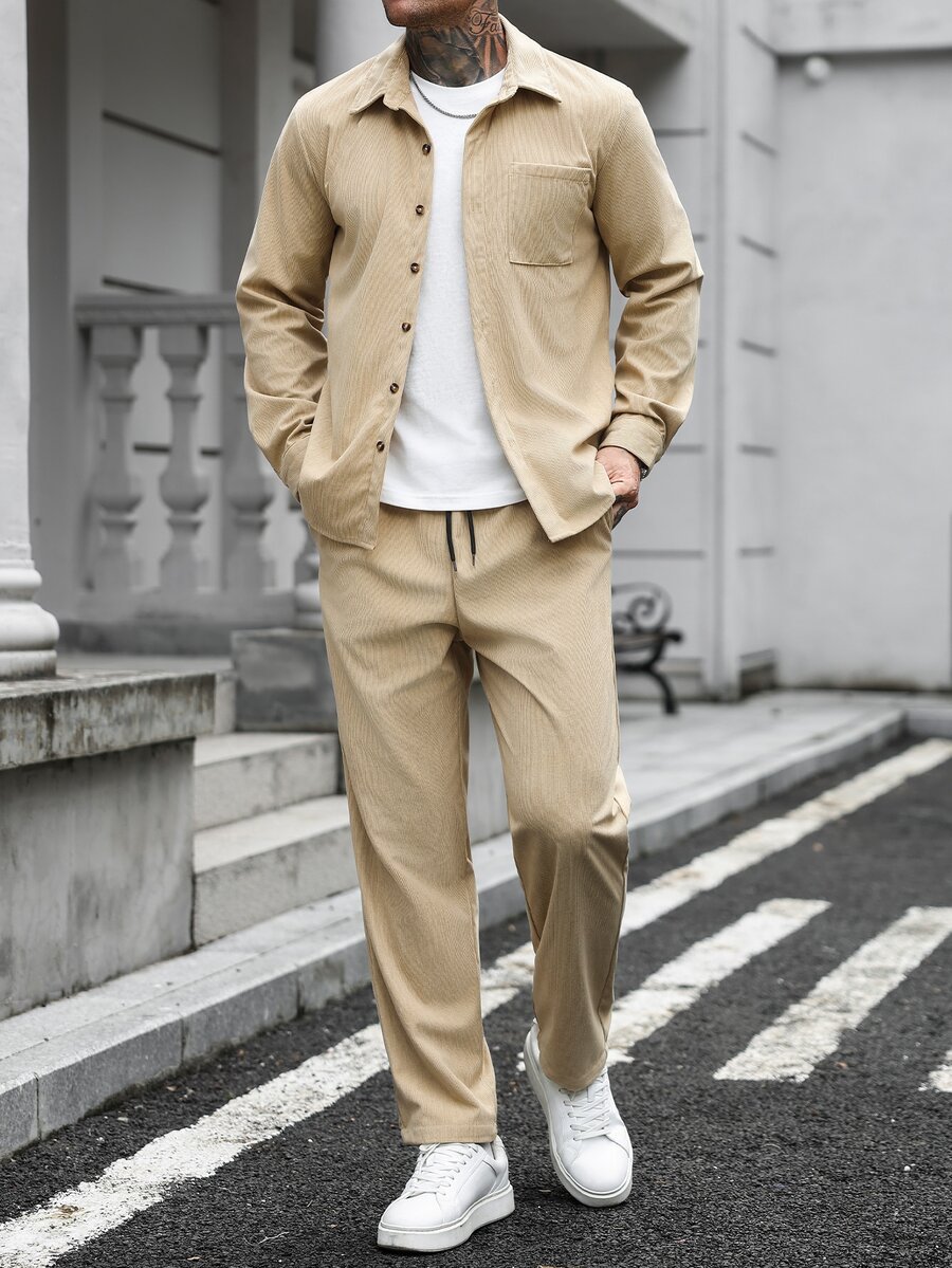 Manfinity CasualCool 男士舒適燈芯絨素色單口袋襯衫上衣與抽繩鬆緊腰長褲2件套,休閒度假、朋友約會、極簡辦公,春秋經典熱銷山本風長袖長褲套裝,適合自穿或送禮給朋友,正式場合 - 卡其色 - 查看 1