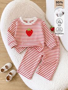 SHEIN 2件組女嬰秋冬紅色條紋圓領長袖T恤，附3D草莓貼布與配套長褲，休閒可愛甜美韓風套裝，適合上學、外出等多種場合 - 紅色 - 查看 4