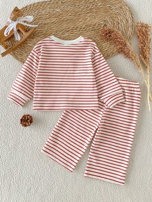 SHEIN 2件組女嬰秋冬紅色條紋圓領長袖T恤，附3D草莓貼布與配套長褲，休閒可愛甜美韓風套裝，適合上學、外出等多種場合 - 紅色 - 查看 3