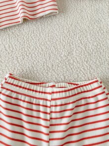 SHEIN 2件組女嬰秋冬紅色條紋圓領長袖T恤，附3D草莓貼布與配套長褲，休閒可愛甜美韓風套裝，適合上學、外出等多種場合 - 紅色 - 查看 11