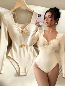 Selianne Bodysuit Lengan Panjang Slim Fit dengan Tekstur Bergaris Aprikot, Leher Persegi, Bagian Depan Berpilin, dan Gesper Logam - Aprikot - View 1