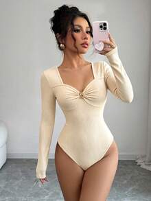 Selianne Bodysuit Lengan Panjang Slim Fit dengan Tekstur Bergaris Aprikot, Leher Persegi, Bagian Depan Berpilin, dan Gesper Logam - Aprikot - View 3