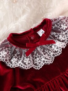 SHEIN فستان وبونيه من المخمل للبنات الصغيرات، 2 قطعة، باللون البرغندي الحلو، مزين بالدانتيل والكشكشة وفيونكة، أكمام طويلة وياقة دانتيل، بقصة عادية، مناسب للعطلات والشتاء والخريف وجلسات التصوير - متعدد الألوان - مشاهدة 6