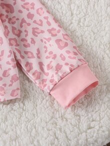 SHEIN Playful Pals 女童粉色豹紋 Polo 兩件套，秋冬新款，Polo 領半開 V 領設計，全身上半身粉色豹紋印花，純粉色袖口，側面皮革標籤裝飾，搭配同布料同圖案寬腿褲 + 皮革標籤，完整套裝，溫柔甜美，時尚，適合日常穿著與休閒外出 - 粉色 - 查看 3