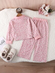 SHEIN Playful Pals 女童粉色豹紋 Polo 兩件套，秋冬新款，Polo 領半開 V 領設計，全身上半身粉色豹紋印花，純粉色袖口，側面皮革標籤裝飾，搭配同布料同圖案寬腿褲 + 皮革標籤，完整套裝，溫柔甜美，時尚，適合日常穿著與休閒外出 - 粉色 - 查看 2