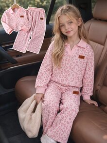 SHEIN Playful Pals 女童粉色豹紋 Polo 兩件套，秋冬新款，Polo 領半開 V 領設計，全身上半身粉色豹紋印花，純粉色袖口，側面皮革標籤裝飾，搭配同布料同圖案寬腿褲 + 皮革標籤，完整套裝，溫柔甜美，時尚，適合日常穿著與休閒外出 - 粉色 - 查看 7