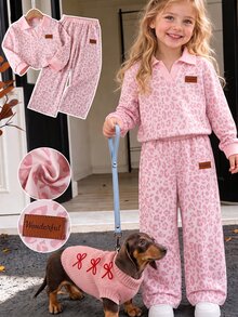 SHEIN Playful Pals 女童粉色豹紋 Polo 兩件套，秋冬新款，Polo 領半開 V 領設計，全身上半身粉色豹紋印花，純粉色袖口，側面皮革標籤裝飾，搭配同布料同圖案寬腿褲 + 皮革標籤，完整套裝，溫柔甜美，時尚，適合日常穿著與休閒外出 - 粉色 - 查看 8