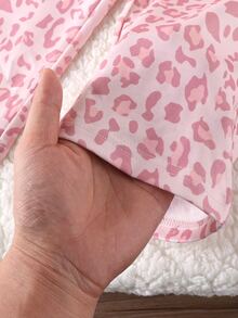 SHEIN Playful Pals 女童粉色豹紋 Polo 兩件套，秋冬新款，Polo 領半開 V 領設計，全身上半身粉色豹紋印花，純粉色袖口，側面皮革標籤裝飾，搭配同布料同圖案寬腿褲 + 皮革標籤，完整套裝，溫柔甜美，時尚，適合日常穿著與休閒外出 - 粉色 - 查看 4