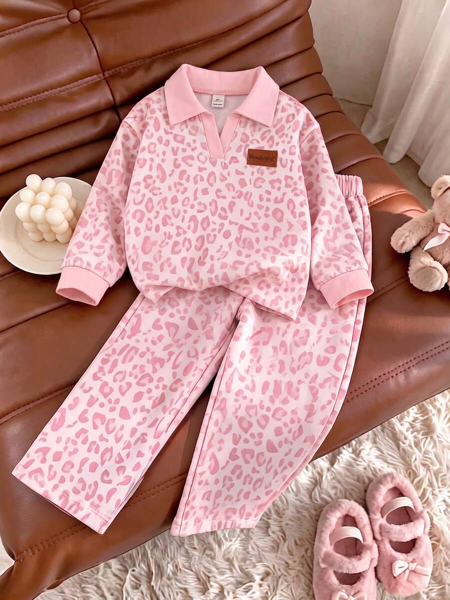 SHEIN Playful Pals 女童粉色豹紋 Polo 兩件套,秋冬新款,Polo 領半開 V 領設計,全身上半身粉色豹紋印花,純粉色袖口,側面皮革標籤裝飾,搭配同布料同圖案寬腿褲 + 皮革標籤,完整套裝,溫柔甜美,時尚,適合日常穿著與休閒外出 - 粉色 - 查看 1