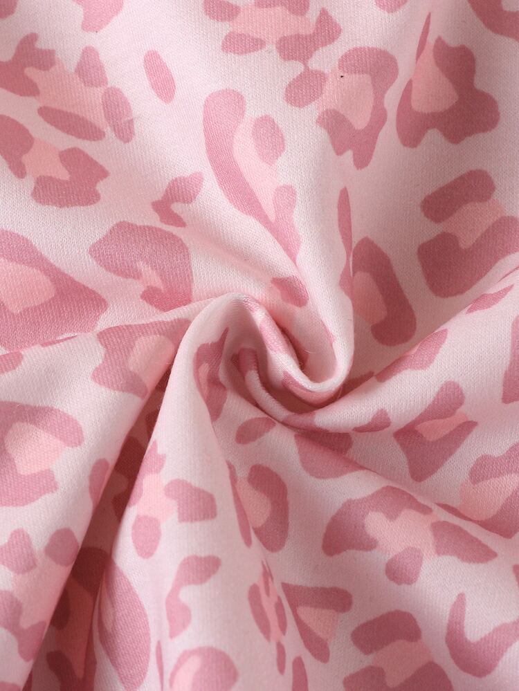 SHEIN Playful Pals Girls Pink Leopard Print Polo 2 Pieces Set, Autumn/Winter New Style, Polo Collar Half-Open V-Neck Design, All-Over Soft Pink Leopard Print, Solid Pink Cuffs, Side Leather Label Decoration, Paired With Same Fabric Same Pattern Wide Leg Pants + Leather Label, Complete Outfit, Gentle And Sweet, Fashionable, Suitable For Daily Wear And Casual Outings - Pink - View 6