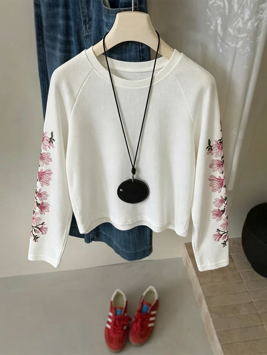 INAWLY Autumn Fresh Casual White Floral Print Raglan Long Sleeve T-Shirt, Round Neck Cropped Loose Fit Base Layer Top, Versatile For Daily Commute And Travel, Skin-Friendly Comfortable Fabric - White - View 1