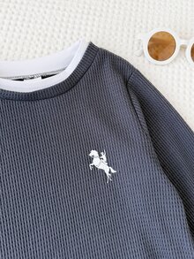 SHEIN Kids Young Boy Dark Grey Comfortable Soft Contrast Design All-Match Versatile Long Sleeve Inner Layer T-Shirt, Simple Cute Pegasus Print Pattern, Japanese And Korean Casual Sports Style Suitable For Outings And Autumn/Winter Inner Layer Wear, Fall Tops, Fall Outfits, Fall Clo - Dark Grey - View 5
