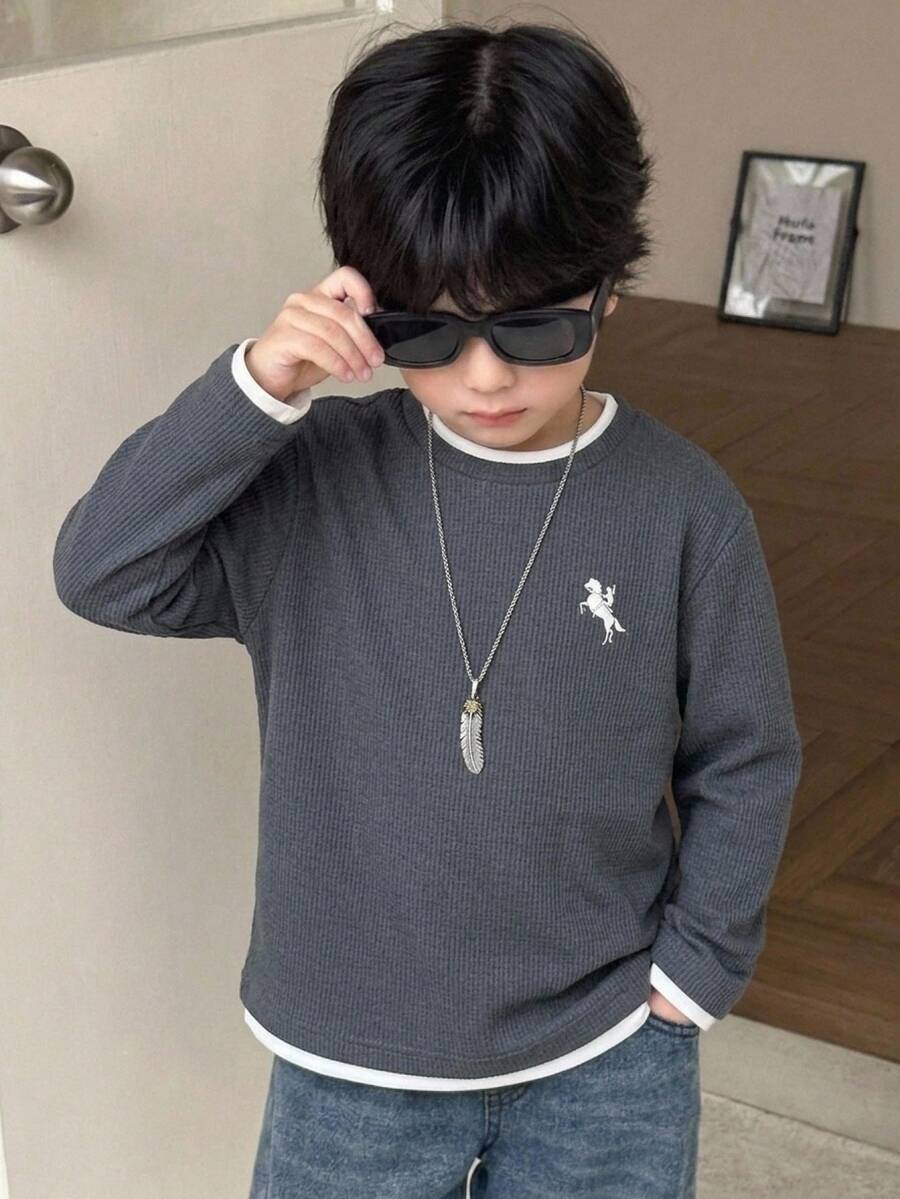 SHEIN Kids Young Boy Dark Grey Comfortable Soft Contrast Design All-Match Versatile Long Sleeve Inner Layer T-Shirt, Simple Cute Pegasus Print Pattern, Japanese And Korean Casual Sports Style Suitable For Outings And Autumn/Winter Inner Layer Wear, Fall Tops, Fall Outfits, Fall Clo - Dark Grey - View 1