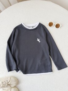 SHEIN Kids Young Boy Dark Grey Comfortable Soft Contrast Design All-Match Versatile Long Sleeve Inner Layer T-Shirt, Simple Cute Pegasus Print Pattern, Japanese And Korean Casual Sports Style Suitable For Outings And Autumn/Winter Inner Layer Wear, Fall Tops, Fall Outfits, Fall Clo - Dark Grey - View 4