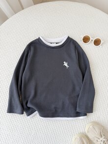 SHEIN Kids Young Boy Dark Grey Comfortable Soft Contrast Design All-Match Versatile Long Sleeve Inner Layer T-Shirt, Simple Cute Pegasus Print Pattern, Japanese And Korean Casual Sports Style Suitable For Outings And Autumn/Winter Inner Layer Wear, Fall Tops, Fall Outfits, Fall Clo - Dark Grey - View 6