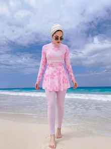 Swim Shayni 2件組女款花卉印花全遮蓋長袖長上衣與純色長褲布基尼泳衣套裝 - 粉色 - 查看 5