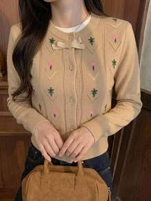 DAZY 女款圓領修身長袖針織開襟衫，刺繡圖案休閒度假復古風，適合女孩春秋冬穿著 - 杏色 - 查看 3