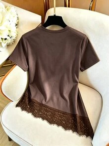 GlowEve CURVE 女款大尺碼圓領蕾絲拼接不對稱下擺純色休閒百搭日常短袖T恤 - 咖啡棕 - 查看 2